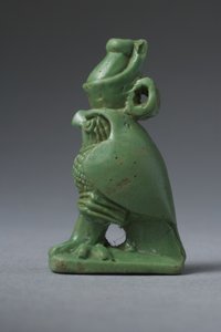 Haukan amuletti (faience)